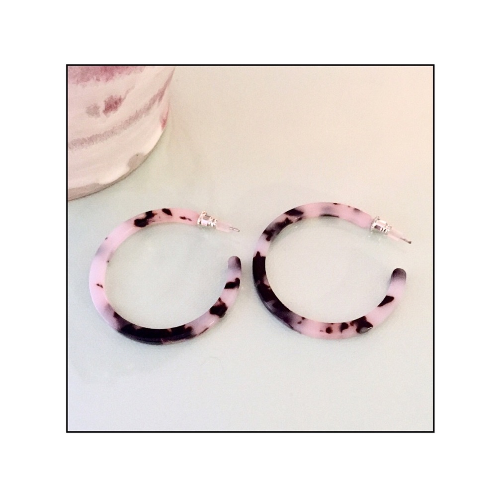 New Tortoise Pattern Hoop Earrings in Blush Tone - Picture 10 of 11